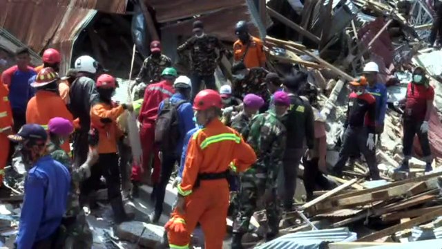 Indonesian quake-tsunami toll tops 1200, rescue efforts hampered