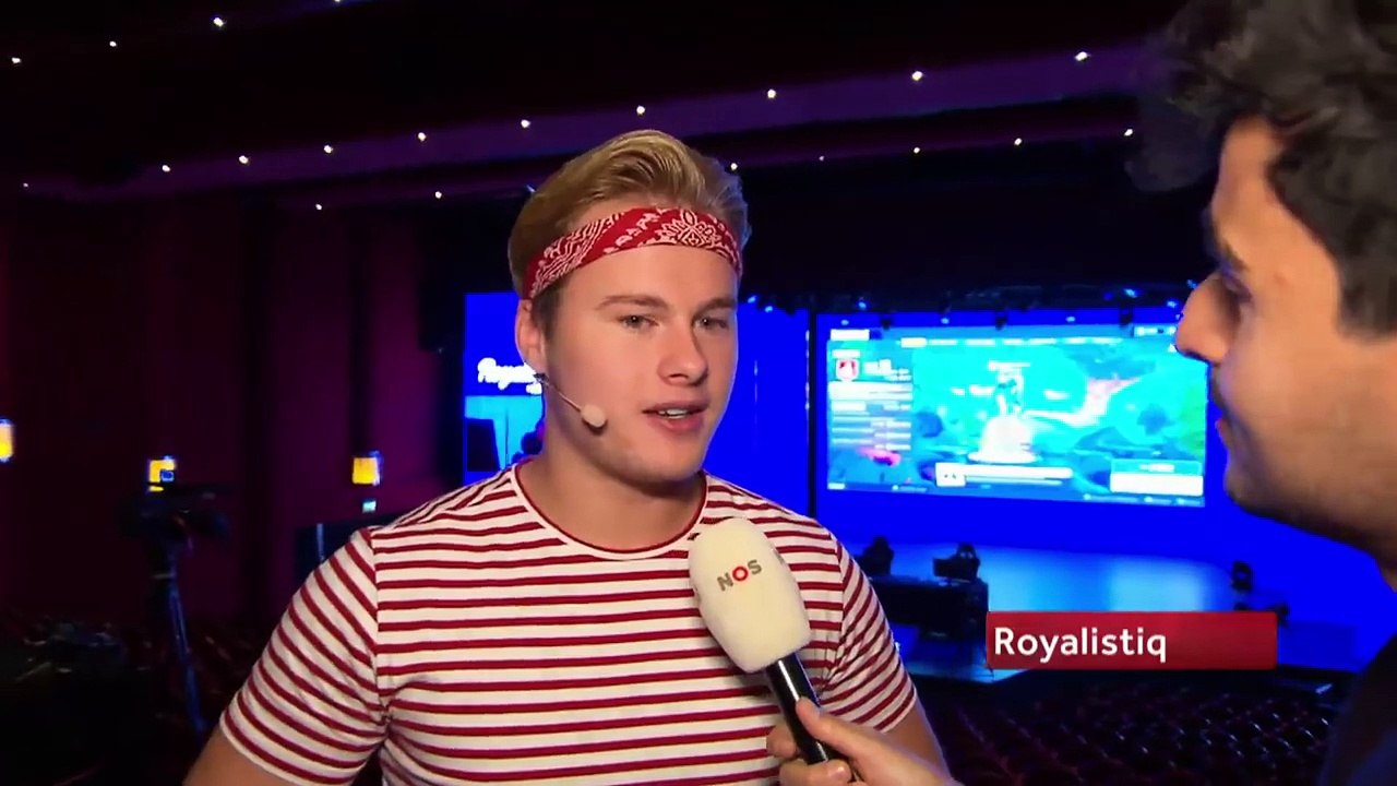 Royalistiq speelt live Fortnite in theater vol fans