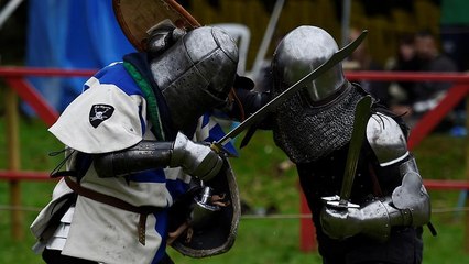 شاهد: قرية أيرلندية تتحول لساحة معركة من القرون الوسطى