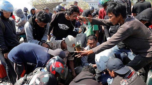 Землетрясение в Индонезии: спасатели ищут выживших