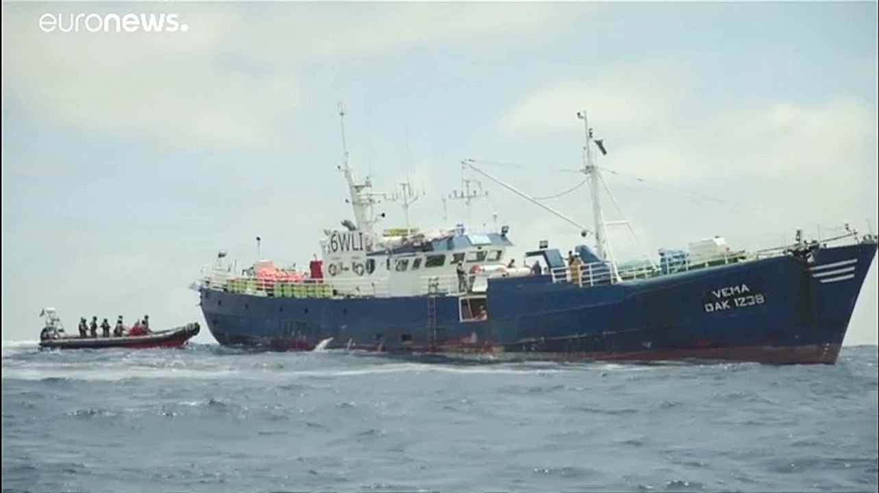Un thonier pris en flagrant délit de pêche au r...
