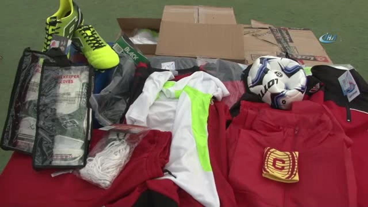 Arnavutköy'de Amatör Spor Kulüplerine 10 Bin Parçalık Malzeme Desteği