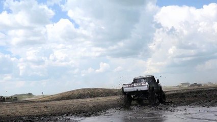 Un homme s'amuse dans la boue avec son pickup
