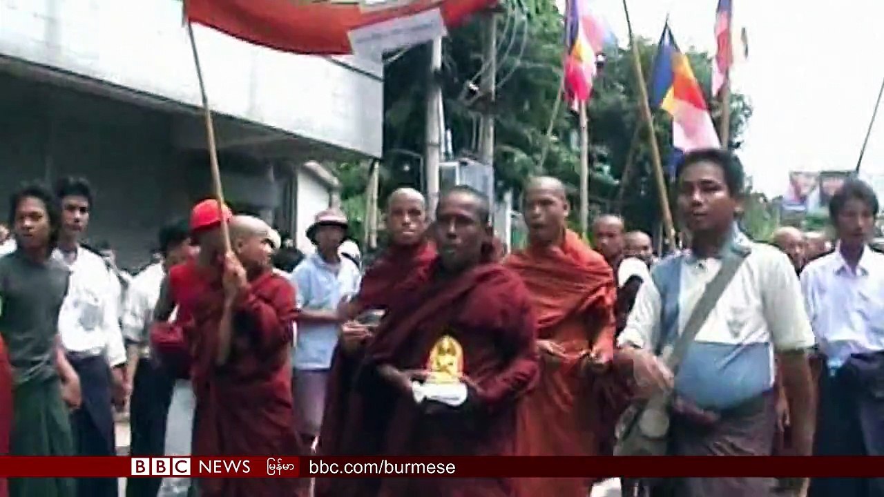 ေ႐ႊဝါေရာင္ ေတာ္လွန္ေရး မွတ္တမ္းတင္သူေလာင္စာဆီနဲ႔ ကုန္ေစ်းႏႈန္း က်ဆင္းေပးဖို႔နဲ႔ ႏိုင္ငံေရး အက်ဥ္းသားေတြ လြတ္ေျမာက္ေရးအတြက္ လမ္းမေတြေပၚထြက္ ေတာင္းဆို ဆႏၵျပခဲ့ၾ