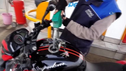 Litresi 7 liradan satılan benzinden '1' liralık almak istedi... O anlar kamerada