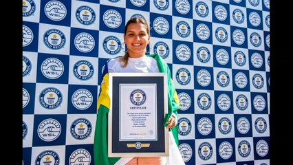 Elle surfe la plus grosse vague au monde