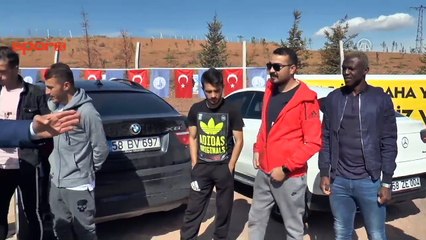 Sivassporlu futbolcular hayvan barınağını gezdi