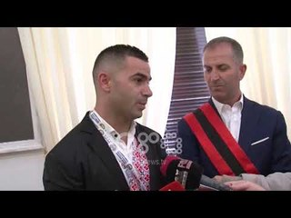 Ora News - Cërriku shpall "Qytetar Nderi" kampionin e Europës në peshëngritje