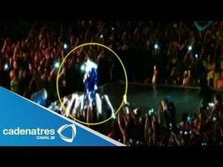 Download Video: Fan derriba a Beyonce del escenario mientras / Incidentes de Beyonce