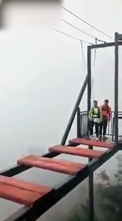 Un homme découvre qu’il était mal attaché sur une attraction et qu’il aurait pu tomber dans le vide