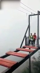 Un homme découvre qu’il était mal attaché sur une attraction et qu’il aurait pu tomber dans le vide