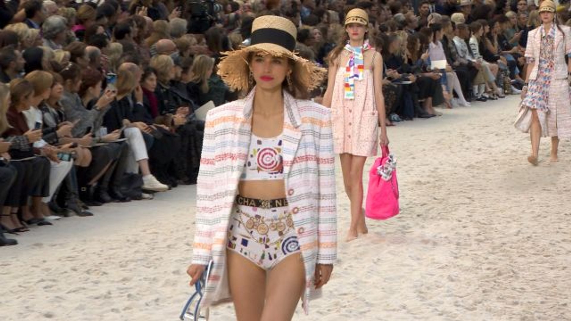 Chanel Spring 2019 Ready-to-Wear - video Dailymotion