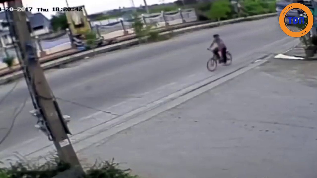 Ce cycliste est l'un des hommes les plus chanceux de ce monde !