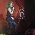 Shakira mueve las caderas en Italia