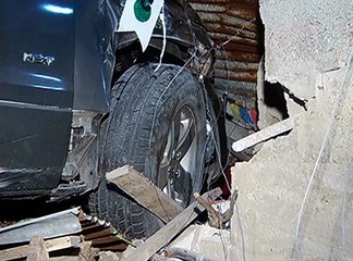 Auto se choca en la puerta principal de una vivienda en Guayaquil