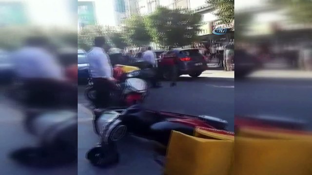 Önce kadını darp etti, sonra aracını vatandaşları üzerine sürdü...Dehşet anları kamerada