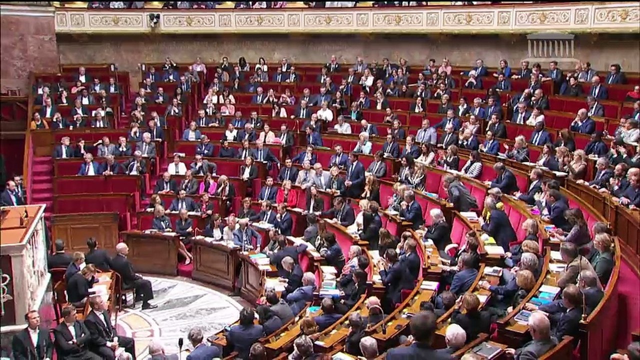 "Bon débarras" : Manuel Valls hué par La France insoumise lors de ses adieux à l'Assemblée nationale