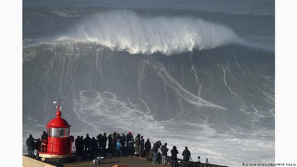 Brasileira entra para o "Guinness" por maior onda já surfada por uma mulher