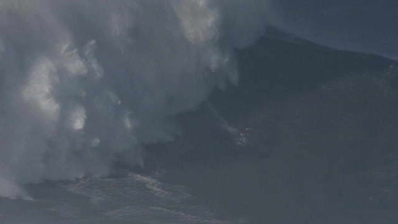 Surf - La plus grosse vague jamais surfée par une femme