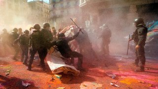 Mossos cargan contra independentistas radicales en el Parlament de Cataluña  CDR Cataluña 1O octubre 2018,la revolucion de los claveles y la paz...zombies abducidos