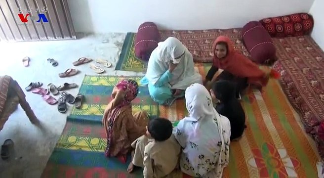 دلراز د څوارلسو کالو وه چې واده يي شوی وو، خاوند سره دولس کالو تيرولو وروستو يي د کورنۍ جهګړو او وهلو ټکلو وروستو طلاق اخستې او سره د دريو بچو ، او اوس د مور سر