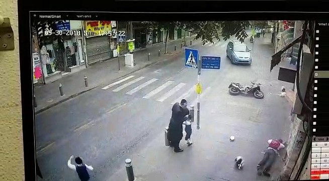 لحظة دهس سائق دراجة نارية في القدس