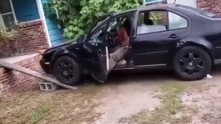 Man Created Makeshift Use Of His Car Preparing For Hurricane_1