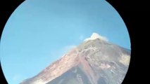 Este viernes, el Volcán de Fuego registró una avalancha que se dirigió a la barranca Las Lajas. El vídeo demuestra el enorme poder destructivo de la naturaleza.