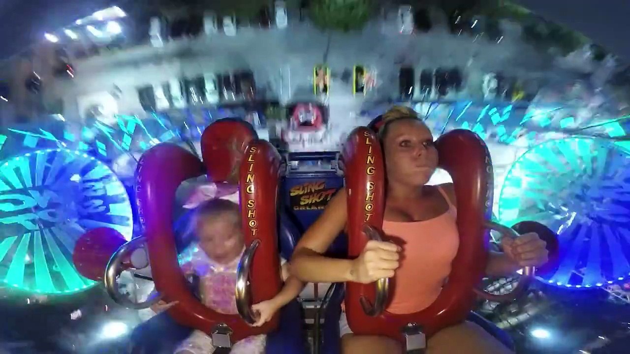 Cette petite fille adore les sensations fortes dans ce manège