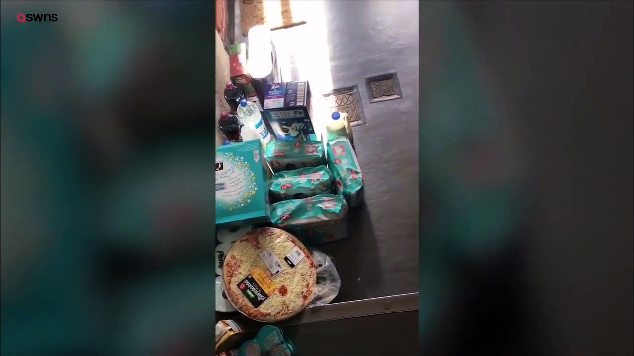 Un livreur refuse d'aider une femme enceinte à remonter les courses... Pas sympa