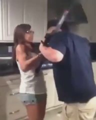 Il réussi à se coincer la tête dans un arc... WTF