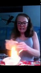 Elle rate complètement son experience et met le feu à la table