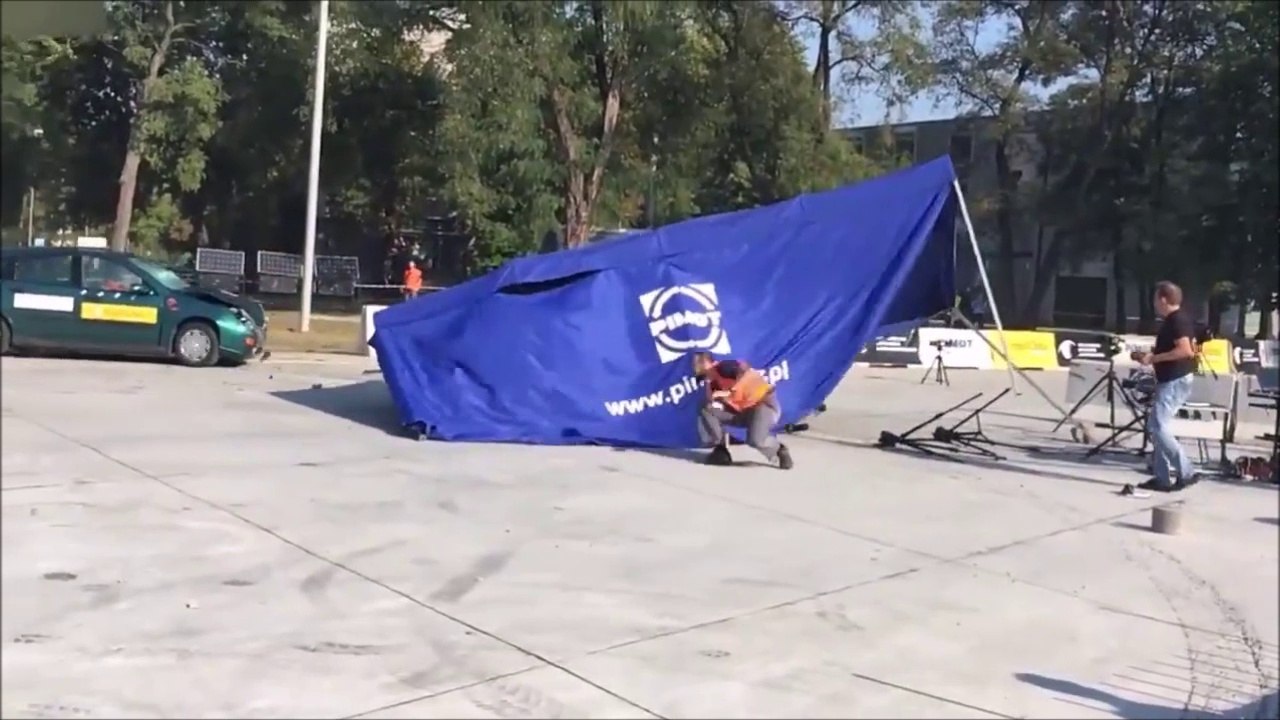 Ce crash test tourne mal en Pologne ! Pas de chance...