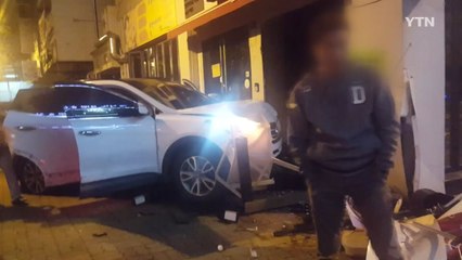 경인고속도로 9중 추돌사고로 1명 사망...승용차 상가 돌진 / YTN