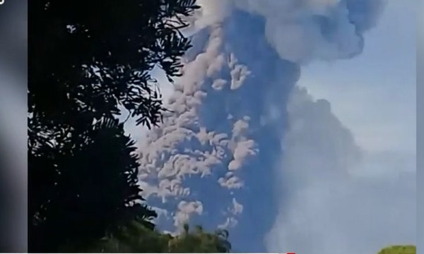 Gunung Soputan Meletus dan Keluarkan Abu Vulkanik