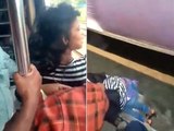 Trenden Aşağı Düşmek Üzere Olan Genç Kızı, Yolcular Kurtardı