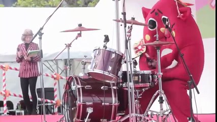 Une mascotte japonaise joue de la batterie !