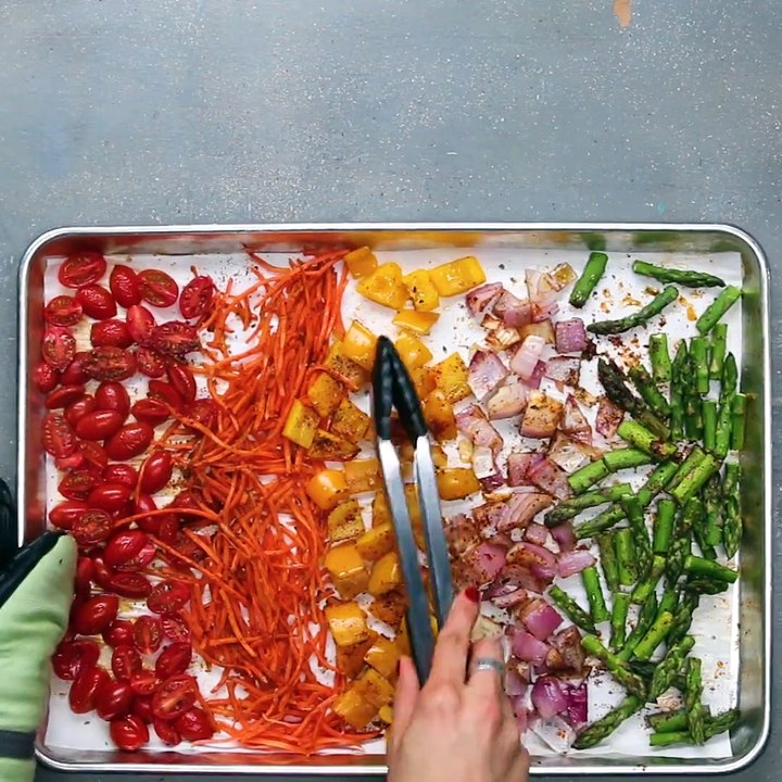 Dieser Salat mit Shrimps und Ofengemüse ist ja mal ne feine Sache!Zum Rezept: