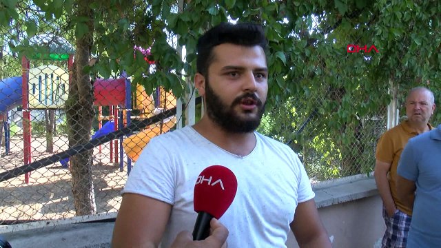 Sokakta yumrukladığı eşinin boğazına bıçak dayadı