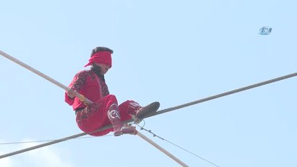Çin'de Sarı Nehir Üzerindeki İpte Nefes Kesen Yürüyüş- Sarı Nehir Üzendeki İpte Gözleri Kapalı...