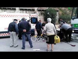 Ora News - Autobusi përplaset me motoçikletën në Berat, rëndë çifti i të moshuarve
