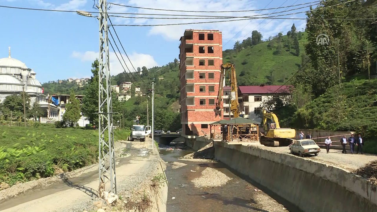 Dere yatağı alanındaki 7 katlı binanın yıkım işlemleri başladı (1) - RİZE