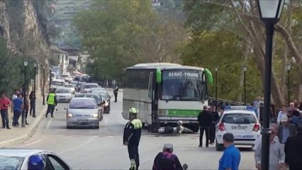 Autobusi aksidenton burrë e grua, po lëviznin me motor - Top Channel Albania - News - Lajme
