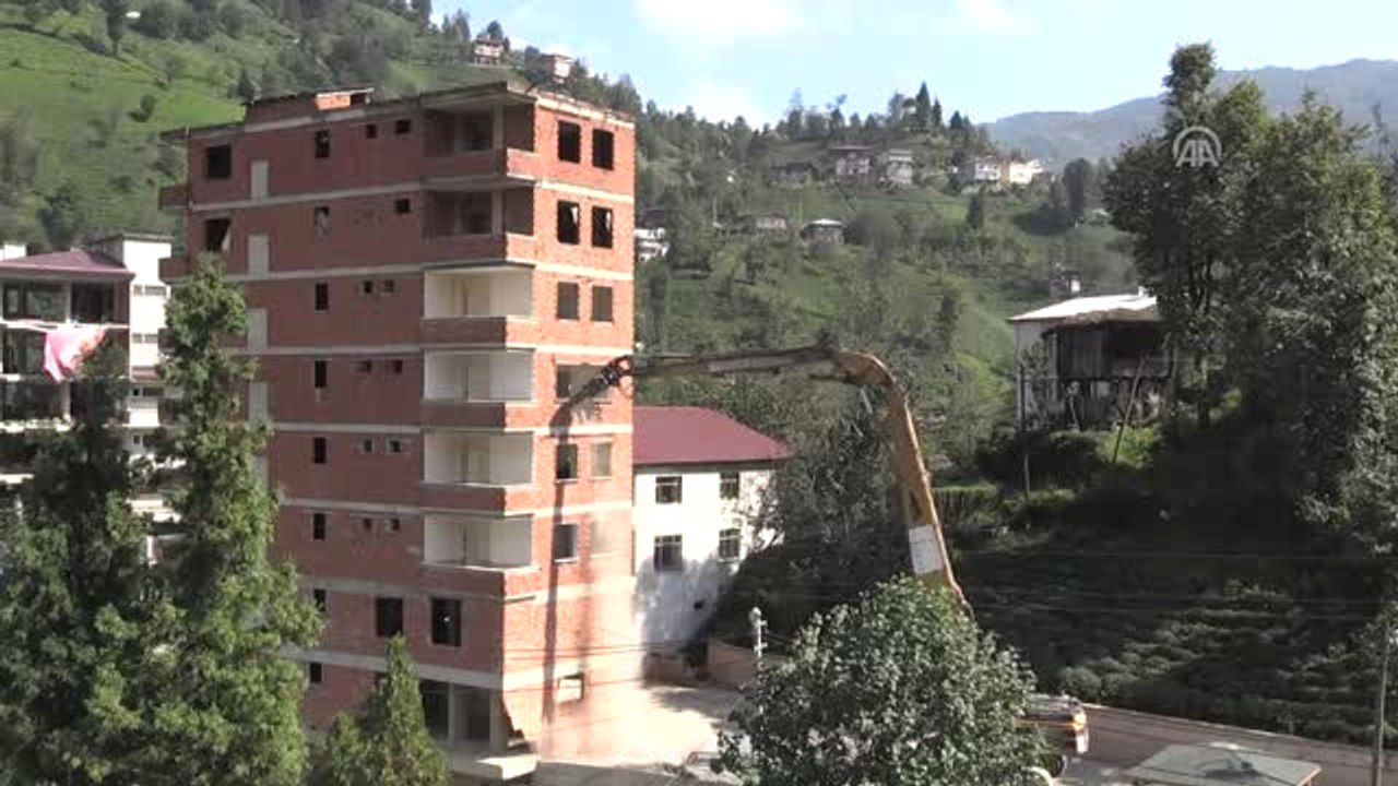 Dere Yatağı Alanındaki 7 Katlı Binanın Yıkım İşlemleri - Yıkılma Anı (4)