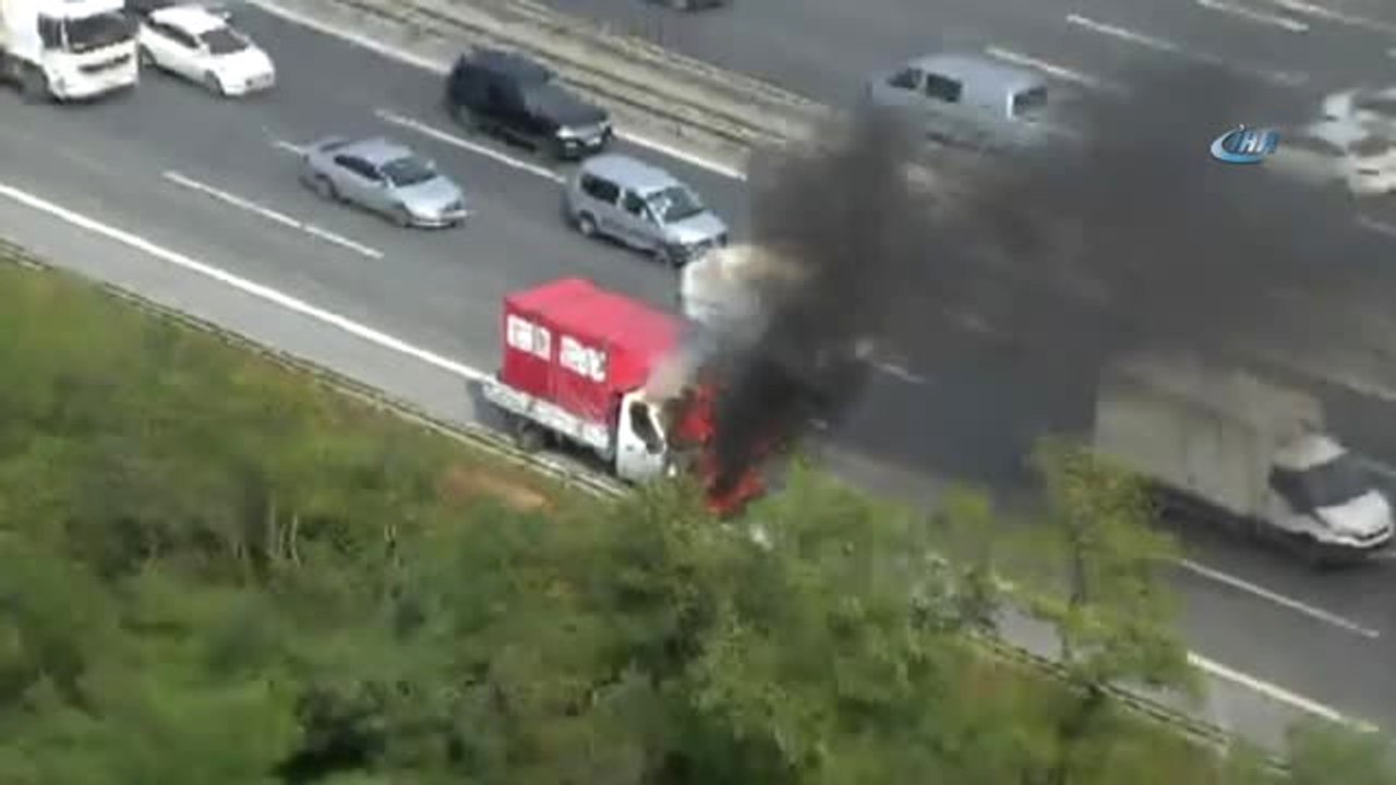 Tem Otoyolu Kavacık Mevkii'nde Kamyonet Alev Alev Yanıyor.