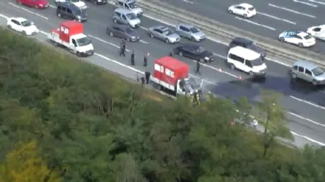 Tem Otoyolu Kavacık Mevkii'nde Kamyonet Alev Alev Yanıyor.