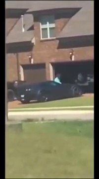 Elle vient détruire la voiture de sport de son mari infidèle