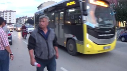 Yolun karşısına geçmek için her gün ölümle burun buruna geliyorlar