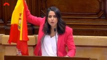 Inés Arrimadas saca la bandera de España en el Parlament