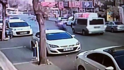 Motosikletlinin minibüse çarpma anı kameralara yansıdı